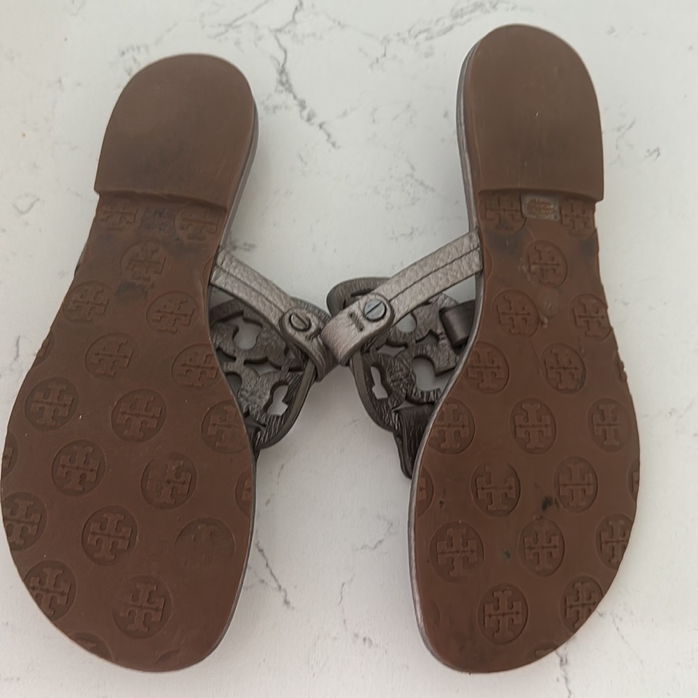 TORY BURCH MILLER SILVER PEWTER METALLIC LEATHER SANDALS FLIP FLOPS 6.5 … - Picture 4 of 5